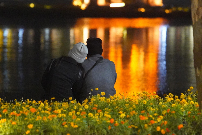 Dòng người ken đặc tại khu vực Nhà hát Lớn để theo dõi chương trình ca nhạc chào đón năm mới-49