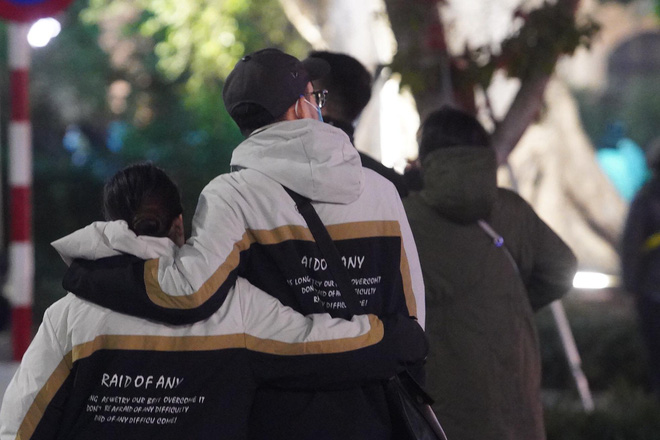 Dòng người ken đặc tại khu vực Nhà hát Lớn để theo dõi chương trình ca nhạc chào đón năm mới-50