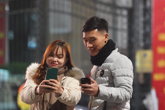 Dòng người ken đặc tại khu vực Nhà hát Lớn để theo dõi chương trình ca nhạc chào đón năm mới-51