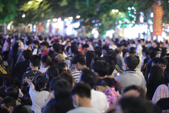 Dòng người ken đặc tại khu vực Nhà hát Lớn để theo dõi chương trình ca nhạc chào đón năm mới-52