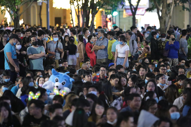 Dòng người ken đặc tại khu vực Nhà hát Lớn để theo dõi chương trình ca nhạc chào đón năm mới-53