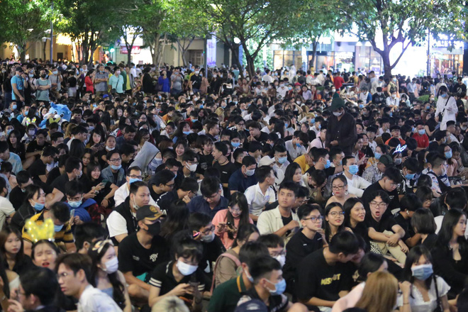 Dòng người ken đặc tại khu vực Nhà hát Lớn để theo dõi chương trình ca nhạc chào đón năm mới-54