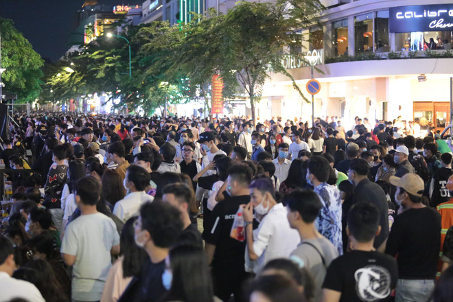 Dòng người ken đặc tại khu vực Nhà hát Lớn để theo dõi chương trình ca nhạc chào đón năm mới-55