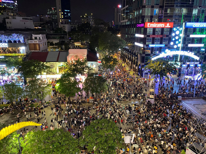 Dòng người ken đặc tại khu vực Nhà hát Lớn để theo dõi chương trình ca nhạc chào đón năm mới-56