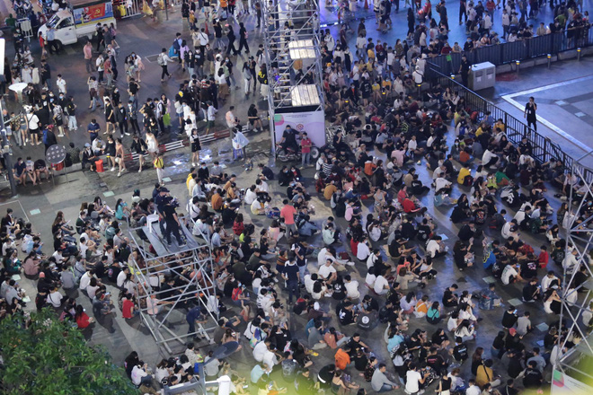 Dòng người ken đặc tại khu vực Nhà hát Lớn để theo dõi chương trình ca nhạc chào đón năm mới-57