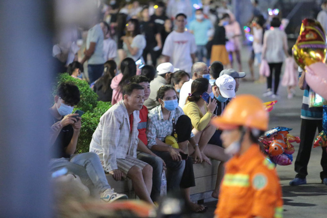 Dòng người ken đặc tại khu vực Nhà hát Lớn để theo dõi chương trình ca nhạc chào đón năm mới-58