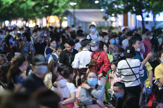 Dòng người ken đặc tại khu vực Nhà hát Lớn để theo dõi chương trình ca nhạc chào đón năm mới-59