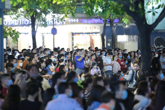 Dòng người ken đặc tại khu vực Nhà hát Lớn để theo dõi chương trình ca nhạc chào đón năm mới-60