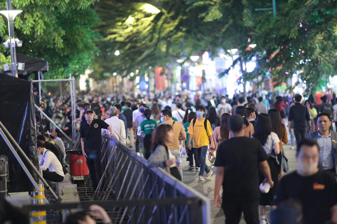 Dòng người ken đặc tại khu vực Nhà hát Lớn để theo dõi chương trình ca nhạc chào đón năm mới-61