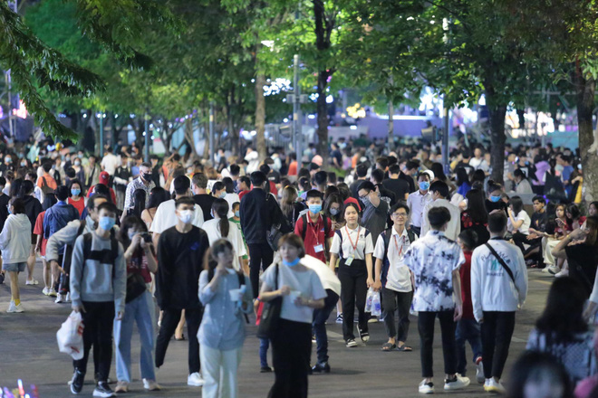 Dòng người ken đặc tại khu vực Nhà hát Lớn để theo dõi chương trình ca nhạc chào đón năm mới-62