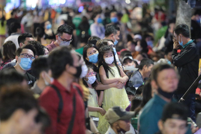 Dòng người ken đặc tại khu vực Nhà hát Lớn để theo dõi chương trình ca nhạc chào đón năm mới-63