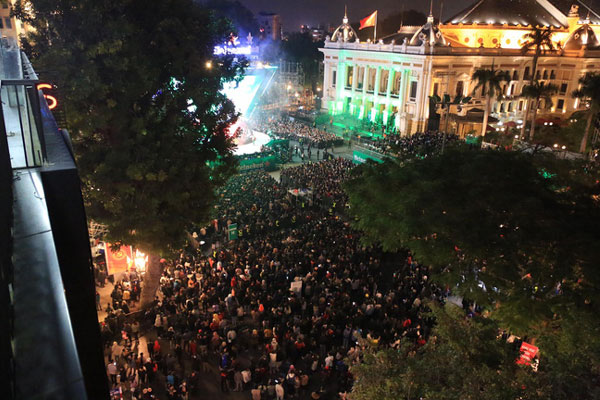 Những khoảnh khắc ấn tượng nhất khi pháo hoa thắp sáng bầu trời Hà Nội và TP.HCM chào đón năm mới 2021-16