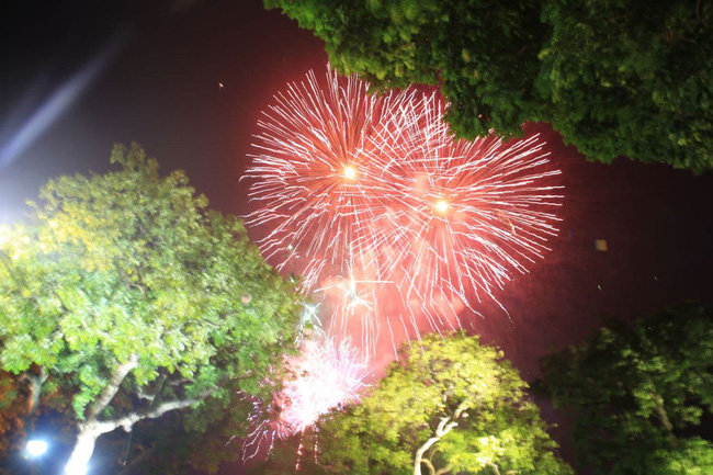 Những khoảnh khắc ấn tượng nhất khi pháo hoa thắp sáng bầu trời Hà Nội và TP.HCM chào đón năm mới 2021-1