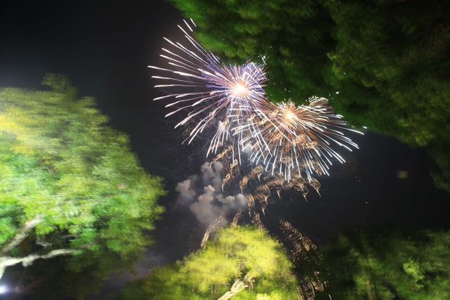 Những khoảnh khắc ấn tượng nhất khi pháo hoa thắp sáng bầu trời Hà Nội và TP.HCM chào đón năm mới 2021-2