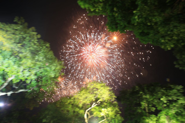 Những khoảnh khắc ấn tượng nhất khi pháo hoa thắp sáng bầu trời Hà Nội và TP.HCM chào đón năm mới 2021-10