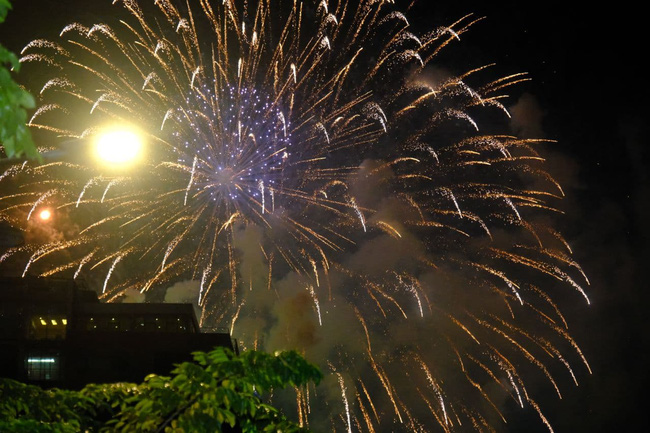 Những khoảnh khắc ấn tượng nhất khi pháo hoa thắp sáng bầu trời Hà Nội và TP.HCM chào đón năm mới 2021-11