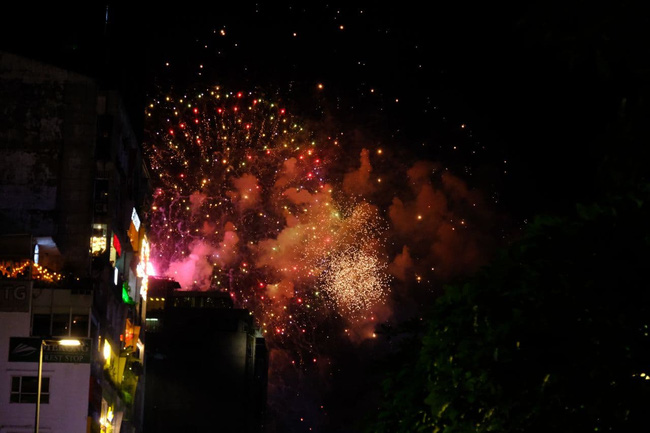 Những khoảnh khắc ấn tượng nhất khi pháo hoa thắp sáng bầu trời Hà Nội và TP.HCM chào đón năm mới 2021-12