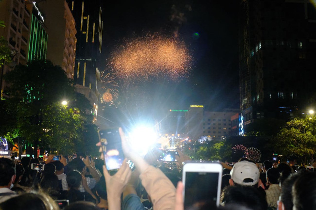Những khoảnh khắc ấn tượng nhất khi pháo hoa thắp sáng bầu trời Hà Nội và TP.HCM chào đón năm mới 2021-14