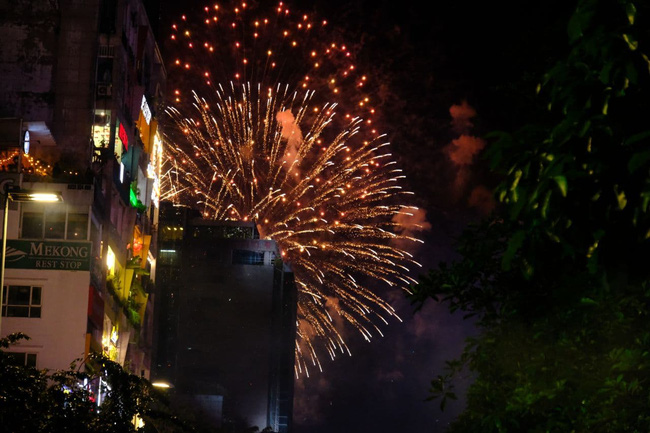 Những khoảnh khắc ấn tượng nhất khi pháo hoa thắp sáng bầu trời Hà Nội và TP.HCM chào đón năm mới 2021-15