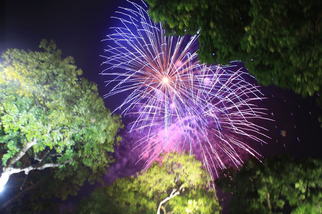 Những khoảnh khắc ấn tượng nhất khi pháo hoa thắp sáng bầu trời Hà Nội và TP.HCM chào đón năm mới 2021-4