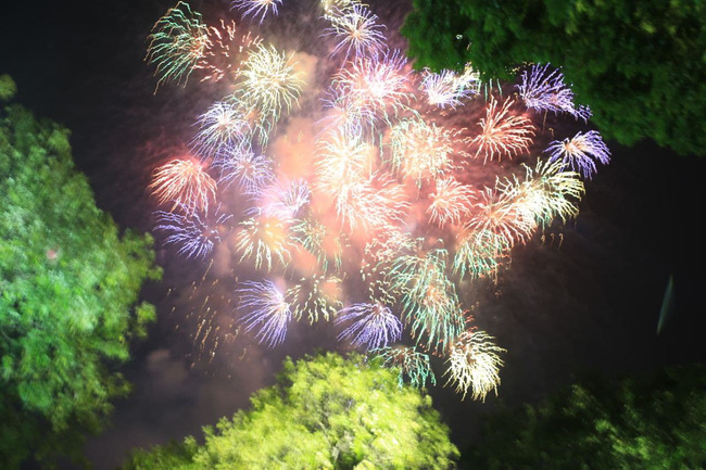 Những khoảnh khắc ấn tượng nhất khi pháo hoa thắp sáng bầu trời Hà Nội và TP.HCM chào đón năm mới 2021-5