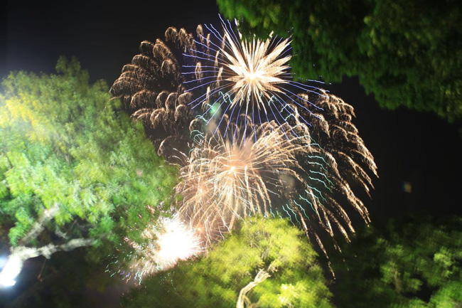 Những khoảnh khắc ấn tượng nhất khi pháo hoa thắp sáng bầu trời Hà Nội và TP.HCM chào đón năm mới 2021-8