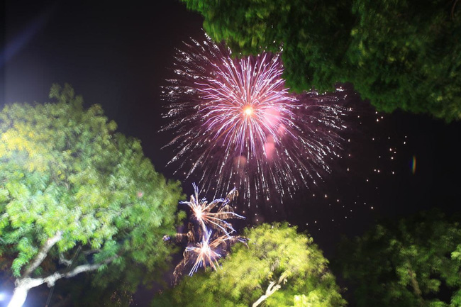 Những khoảnh khắc ấn tượng nhất khi pháo hoa thắp sáng bầu trời Hà Nội và TP.HCM chào đón năm mới 2021-9