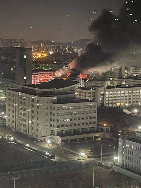 Bước qua năm mới được hơn 20 phút, Hàn Quốc đã ghi nhận vụ hỏa hoạn dữ dội xảy ra ở trường đại học-3