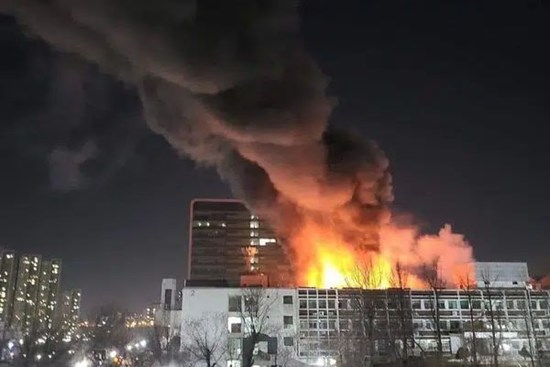 Bước qua năm mới được hơn 20 phút, Hàn Quốc đã ghi nhận vụ hỏa hoạn dữ dội xảy ra ở trường đại học