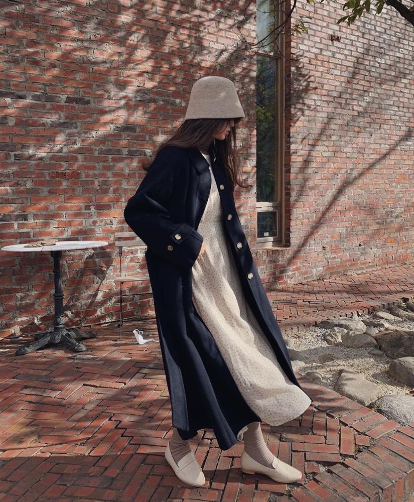 Năm mới già thêm một tuổi nhưng chị em cứ sắm 5 kiểu váy này là trông vừa trẻ hẳn ra, vừa sang thêm mấy bậc-4