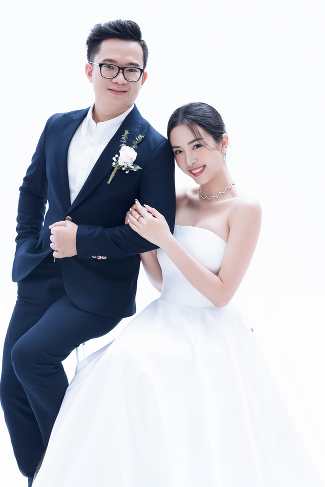 Á hậu Thúy An chính thức tung ảnh cưới đẹp như mơ cùng chồng tiến sĩ, công bố ngày lên xe hoa-2