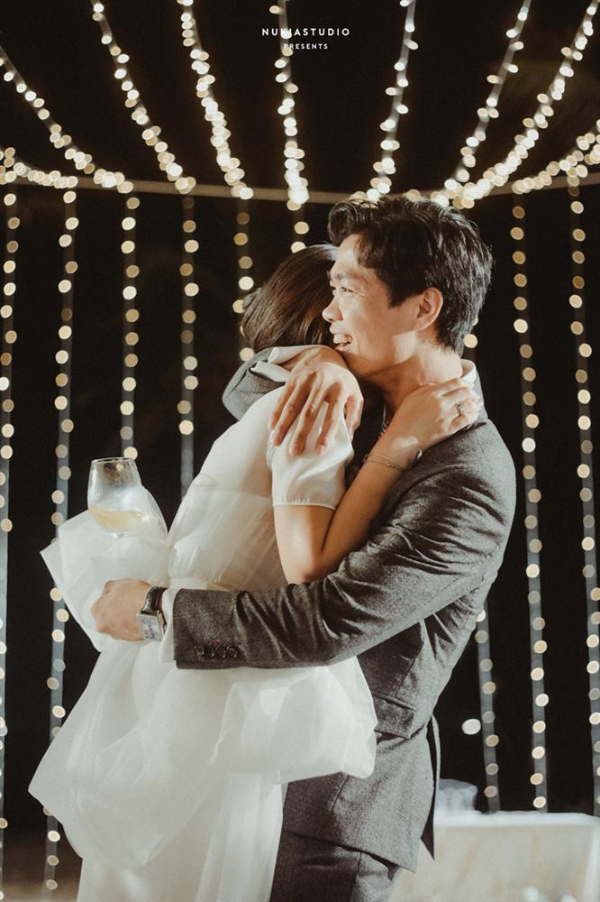 Chọn đúng khoảnh khắc đón năm mới 2021, Công Phượng đăng loạt ảnh cưới đẹp lung linh-11