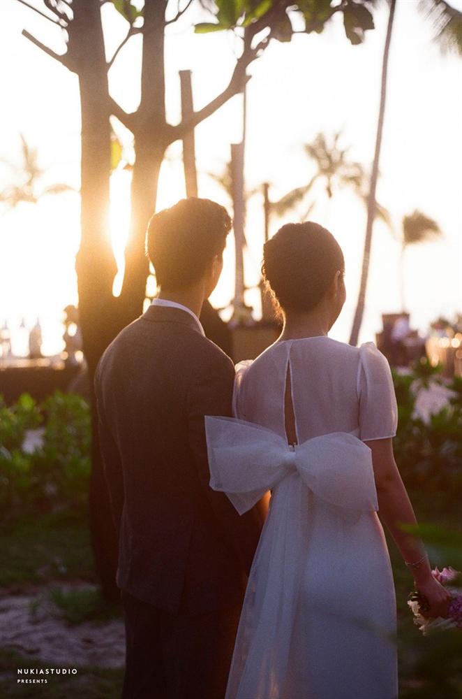 Chọn đúng khoảnh khắc đón năm mới 2021, Công Phượng đăng loạt ảnh cưới đẹp lung linh-2