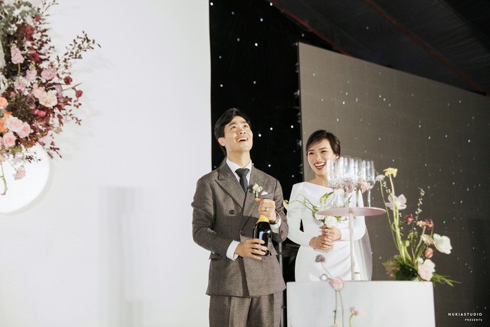 Chọn đúng khoảnh khắc đón năm mới 2021, Công Phượng đăng loạt ảnh cưới đẹp lung linh-7