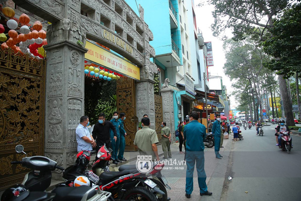 Cập nhật tang lễ NS Vân Quang Long: Lam Trường lặng lẽ đến viếng, rơi nước mắt với hình ảnh các con của cố NS chắp tay cảm ơn từng người-63