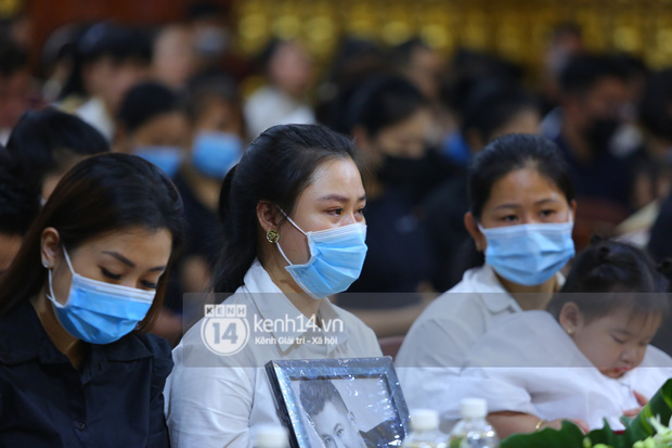 Cập nhật tang lễ NS Vân Quang Long: Lam Trường lặng lẽ đến viếng, rơi nước mắt với hình ảnh các con của cố NS chắp tay cảm ơn từng người-52