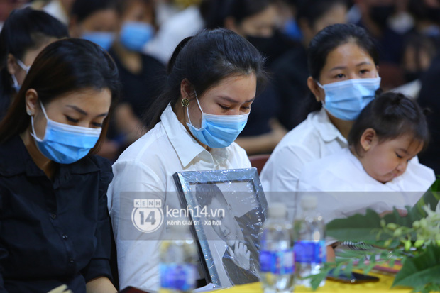Cập nhật tang lễ NS Vân Quang Long: Lam Trường lặng lẽ đến viếng, rơi nước mắt với hình ảnh các con của cố NS chắp tay cảm ơn từng người-53
