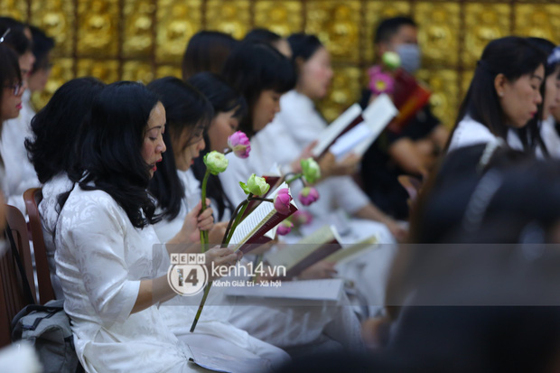 Cập nhật tang lễ NS Vân Quang Long: Lam Trường lặng lẽ đến viếng, rơi nước mắt với hình ảnh các con của cố NS chắp tay cảm ơn từng người-54