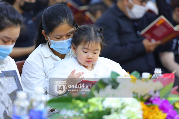 Cập nhật tang lễ NS Vân Quang Long: Lam Trường lặng lẽ đến viếng, rơi nước mắt với hình ảnh các con của cố NS chắp tay cảm ơn từng người-55