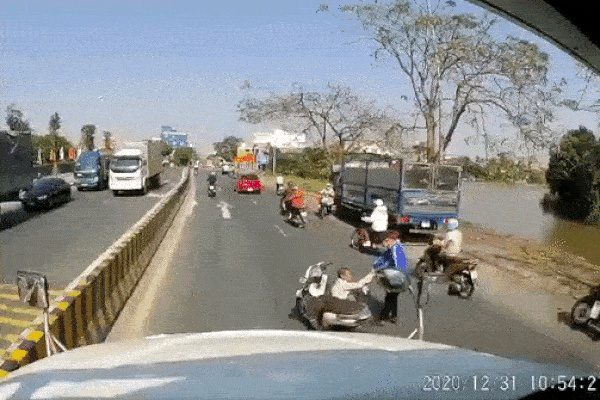 Clip: Cầu thủ nằm giãy dụa trên sân để ăn vạ và cái kết hài hước-1