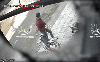 Khoảnh khắc xe bán tải gây tai nạn liên hoàn, người đi đường bịt tai vì âm thanh quá khủng khiếp-1