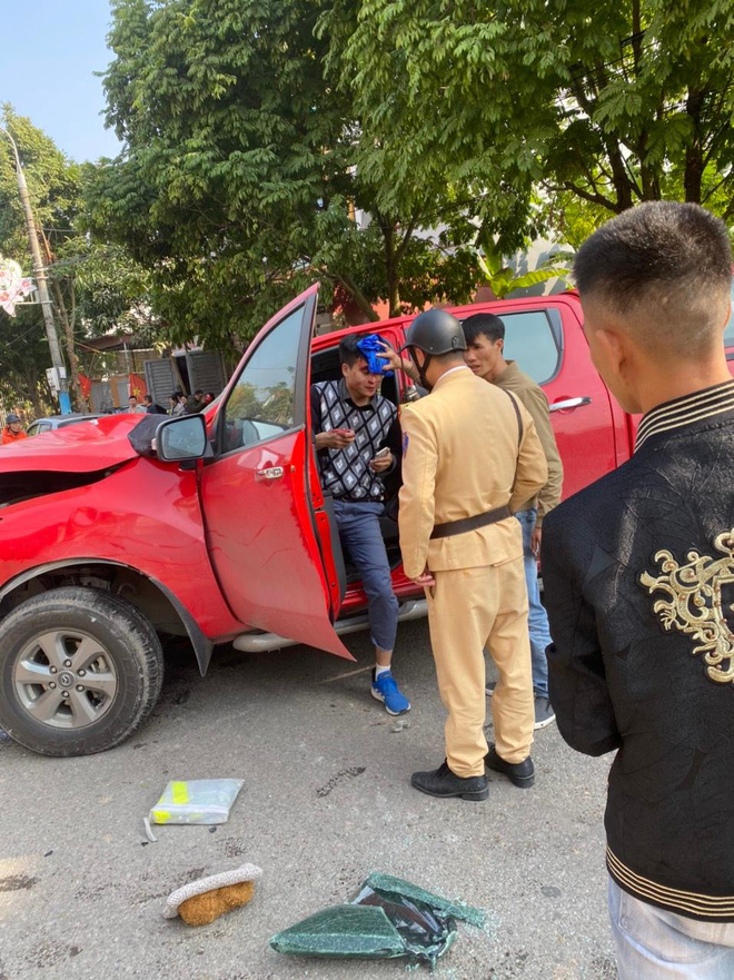 Khoảnh khắc xe bán tải gây tai nạn liên hoàn, người đi đường bịt tai vì âm thanh quá khủng khiếp-2