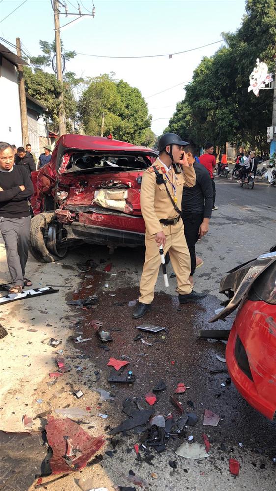 Khoảnh khắc xe bán tải gây tai nạn liên hoàn, người đi đường bịt tai vì âm thanh quá khủng khiếp-3