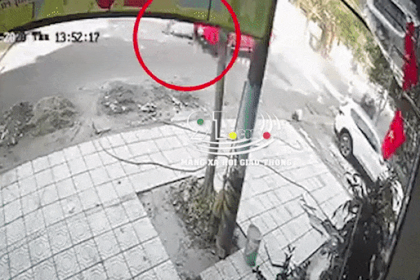 CLIP: Đạp xe rơi xuống mương nước tối thui, bé trai may mắn gặp được ân nhân ngay sau đó-1