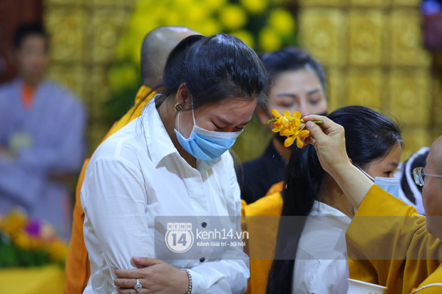 Cập nhật tang lễ NS Vân Quang Long: Lam Trường lặng lẽ đến viếng, rơi nước mắt với hình ảnh các con của cố NS chắp tay cảm ơn từng người-34