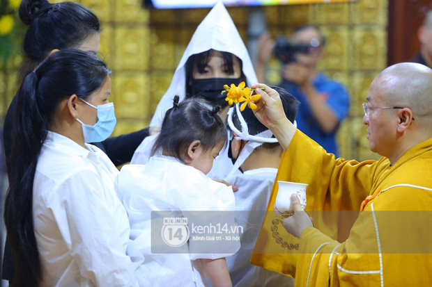 Cập nhật tang lễ NS Vân Quang Long: Lam Trường lặng lẽ đến viếng, rơi nước mắt với hình ảnh các con của cố NS chắp tay cảm ơn từng người-36