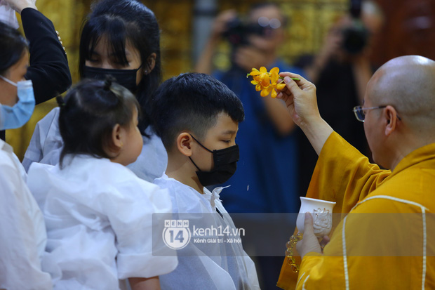 Cập nhật tang lễ NS Vân Quang Long: Lam Trường lặng lẽ đến viếng, rơi nước mắt với hình ảnh các con của cố NS chắp tay cảm ơn từng người-37