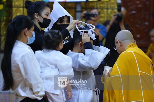 Cập nhật tang lễ NS Vân Quang Long: Lam Trường lặng lẽ đến viếng, rơi nước mắt với hình ảnh các con của cố NS chắp tay cảm ơn từng người-38