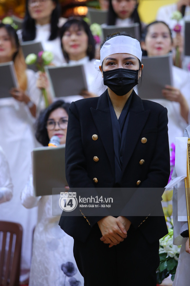 Cập nhật tang lễ NS Vân Quang Long: Lam Trường lặng lẽ đến viếng, rơi nước mắt với hình ảnh các con của cố NS chắp tay cảm ơn từng người-39