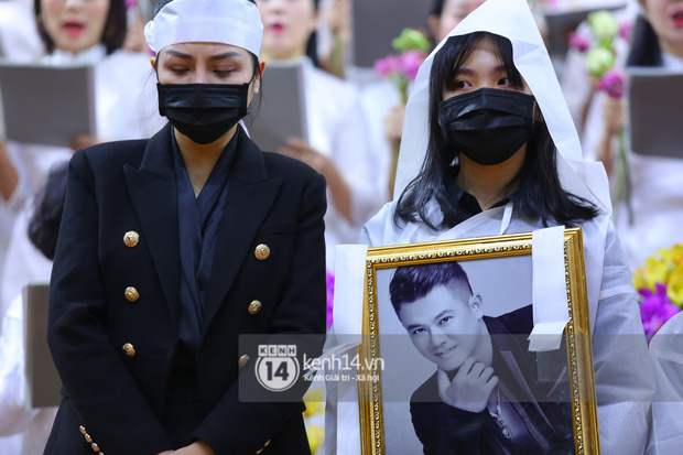 Cập nhật tang lễ NS Vân Quang Long: Lam Trường lặng lẽ đến viếng, rơi nước mắt với hình ảnh các con của cố NS chắp tay cảm ơn từng người-40